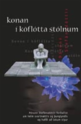 Konan í köflótta stólnum