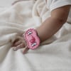Wristrie teether armband bleikt.