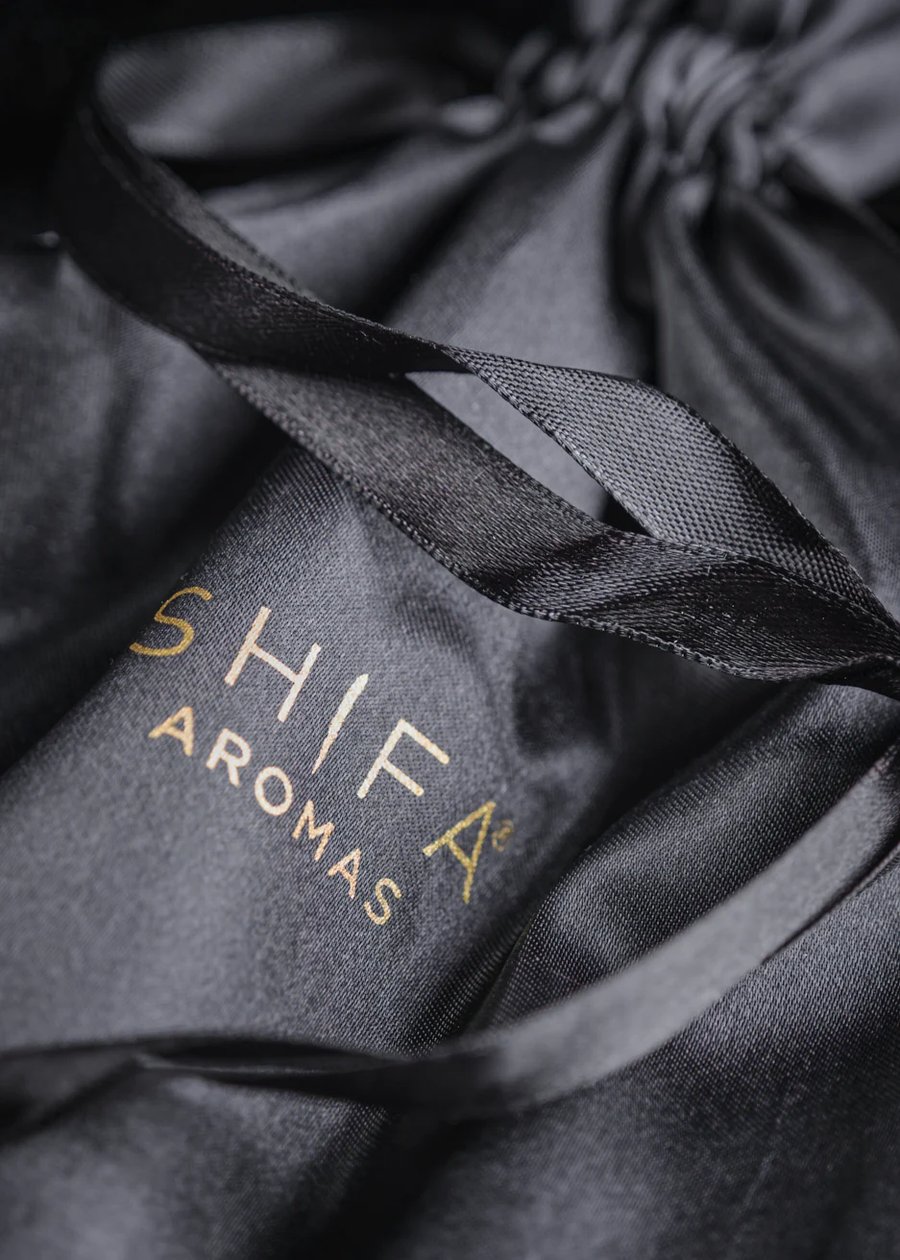 Shifa Aromas Silk Route Collection Sahro ilmkerti í svörtu glasi 30 cl