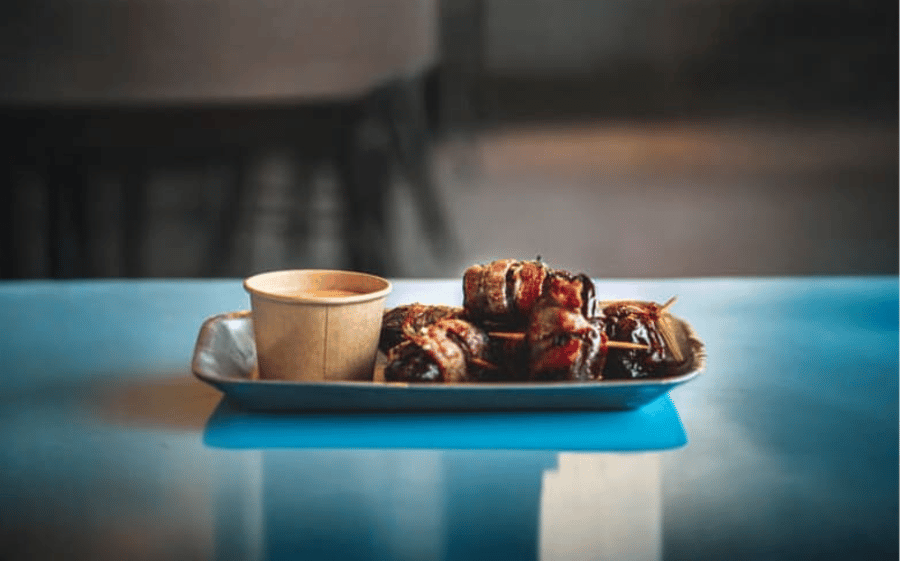 Beikonvafðar ferskar döðlur með chilli-mæjónesi