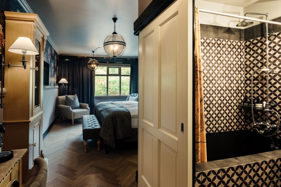 Gisting fyrir tvo í Grand herbergi ásamt 60 mínútna nuddi og aðgangi í spa á Skálakot Manor Hotel