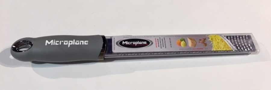 Microplane rifjárn fínt með handfangi.