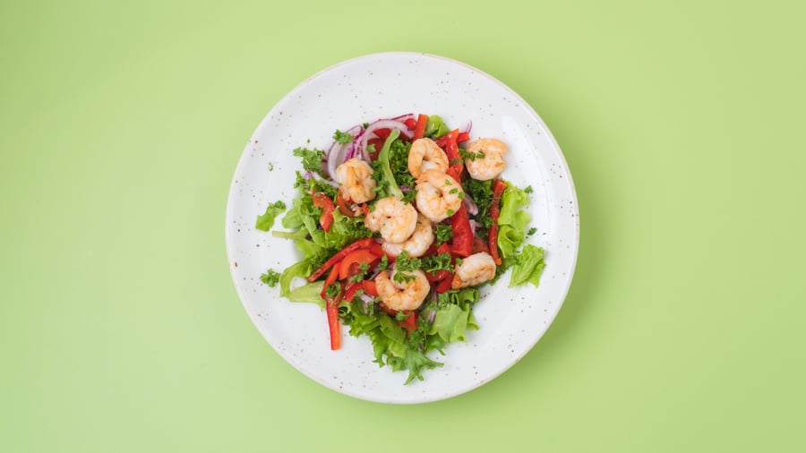 Salat með tígrisrækjum eða Oumph (Vegan)