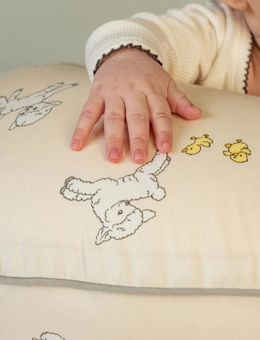 Moon nursing pillow sateen – Tiny friends