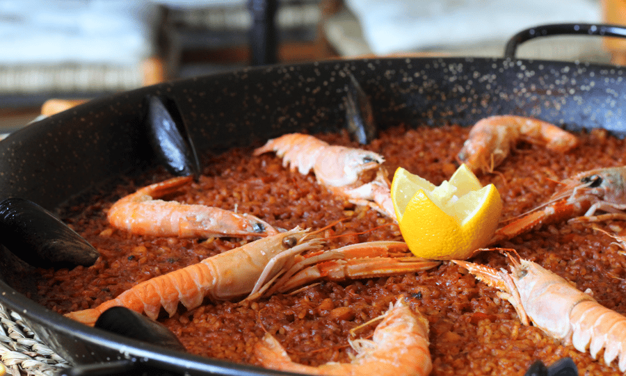 Spænsk paella, eftirréttur og vínglas fyrir tvo