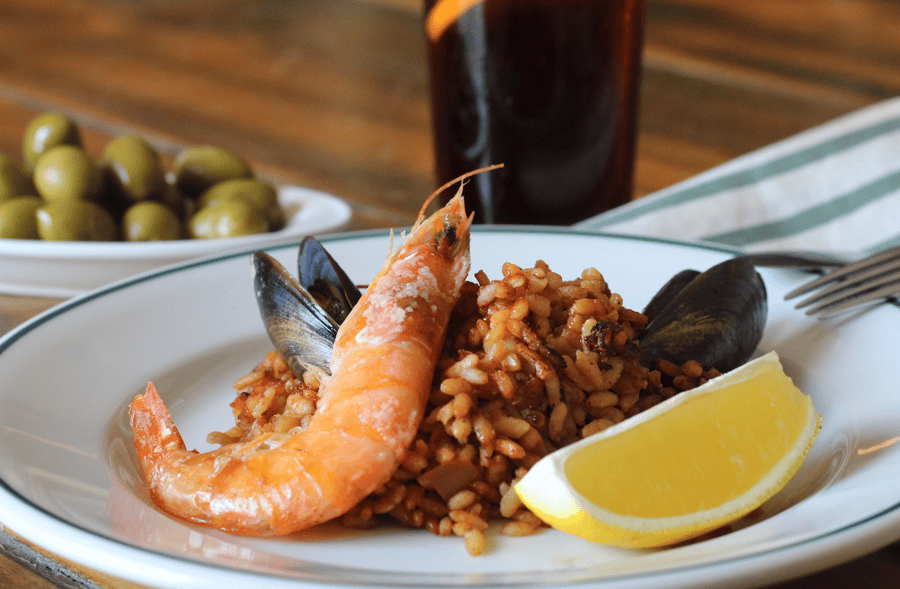 Spænsk paella, eftirréttur og vínglas fyrir tvo