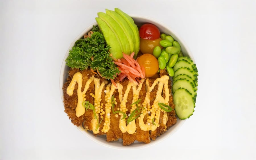 Kjúllakadó poké með sushi hrísgrjónum
