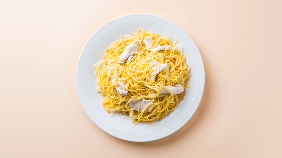 56. Núðlur með kjúklingi, eggjum og grænmeti