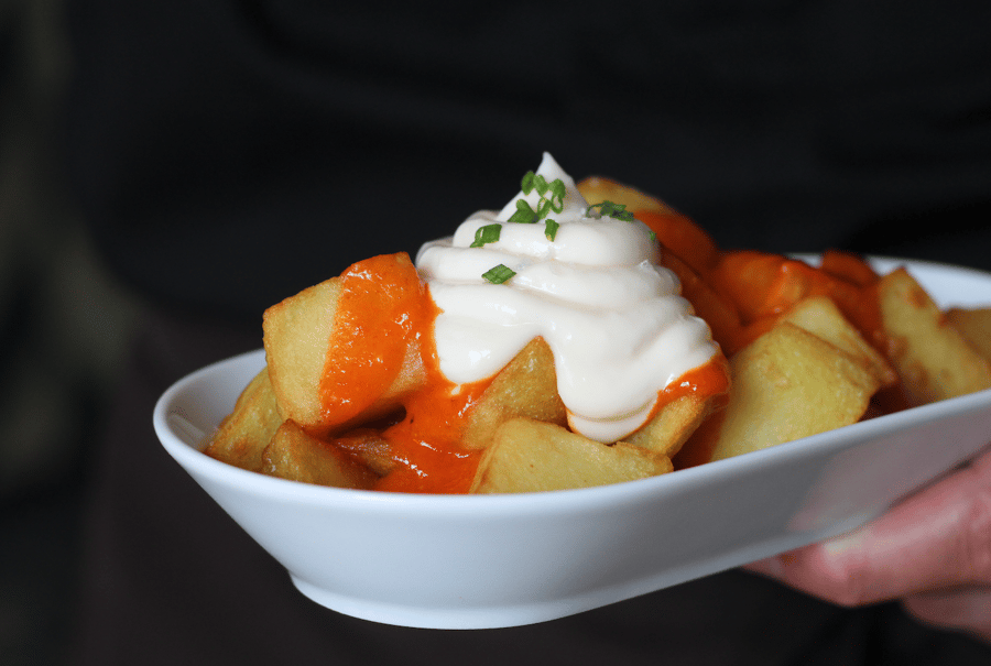 Paella að eigin vali og eftirréttur ásamt vínglasi