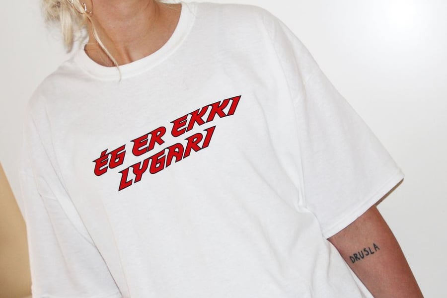 Hvítur Druslugöngu stuttermabolur - Ég er ekki lygari