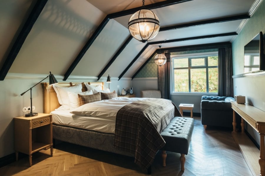 Gisting fyrir tvo í Grand herbergi ásamt 60 mínútna nuddi og aðgangi í spa á Skálakot Manor Hotel