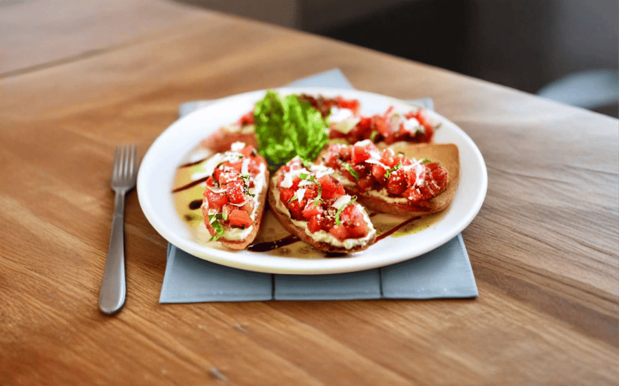 BRUSCHETTA MEÐ TÓMÖTUM OG BASIL