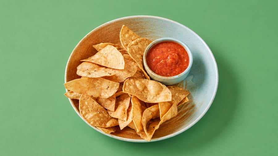Nachos og salsa roja