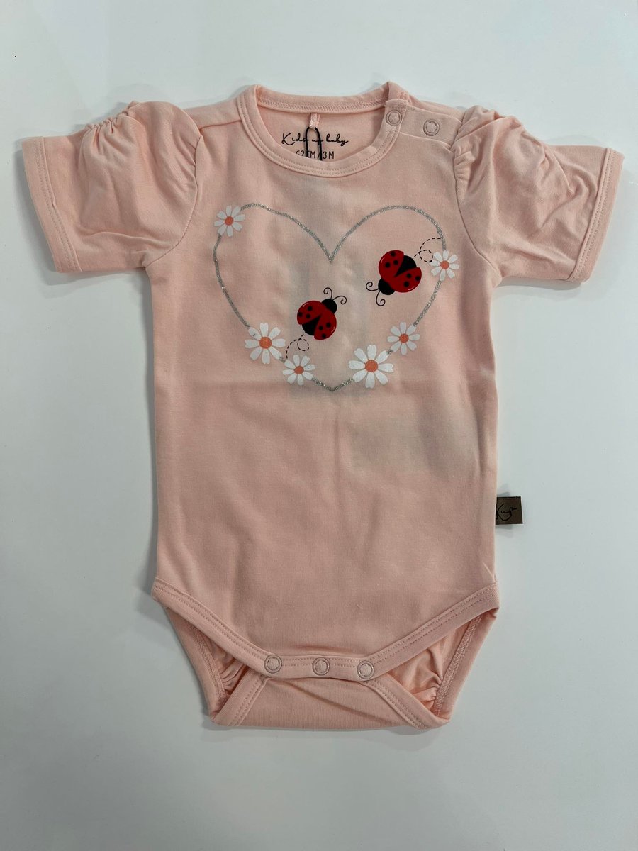 Kids up baby samfella einlit með mynd framan á Rose Blush