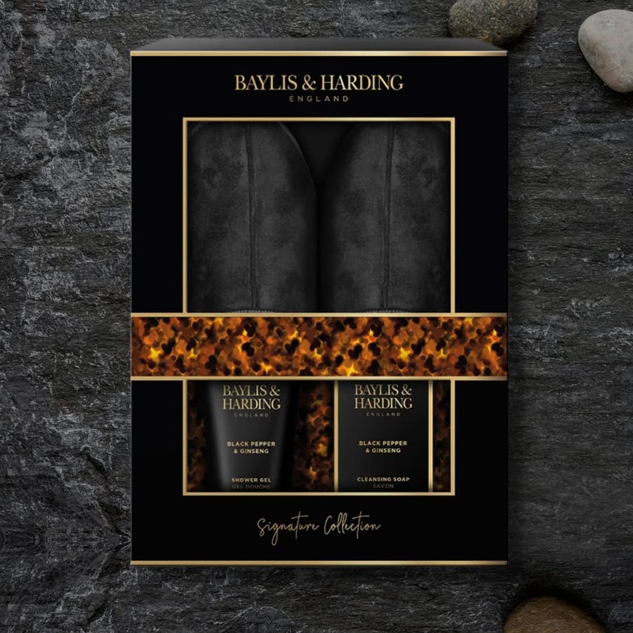 Baylis & Harding Signature Herra Gjafasett sem inniheldur Black Pepper & Ginseng  Sturtusápu 140 ml, 100 gr sápustykki & inniskór 40-44