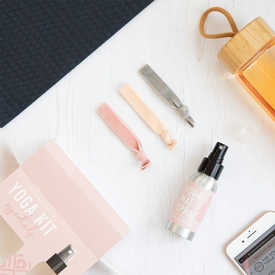 The Sommerset Toileteries CoYoga Kit gjafasett hárteygjur og sótthreinsir