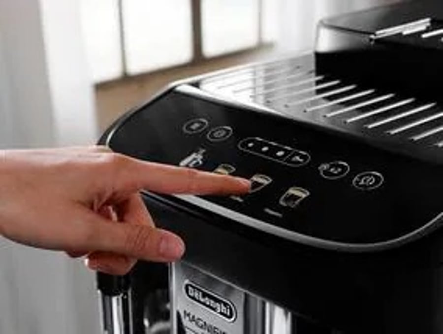 DeLonghi Magnifica kaffivél + Kimbo kaffi