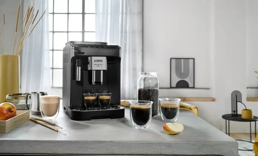 DeLonghi Magnifica kaffivél + Kimbo kaffi