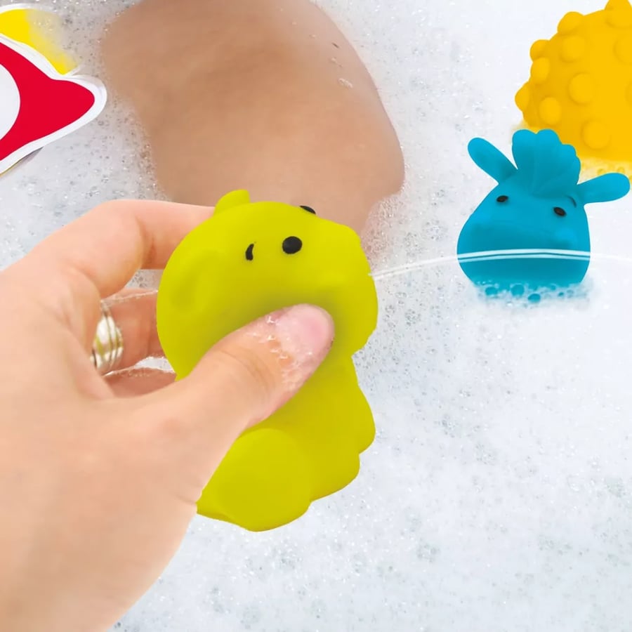 Kassi með baðleikföngum