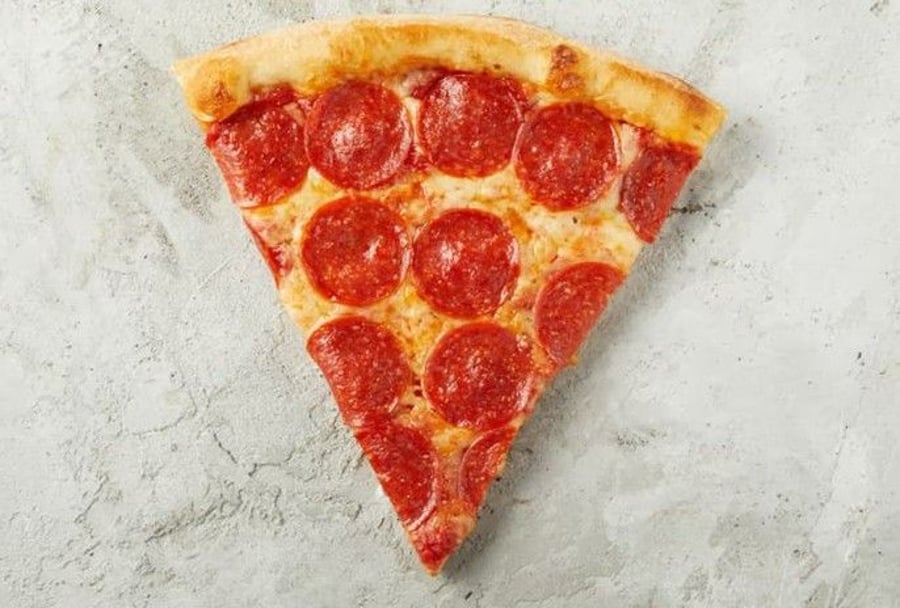 Pepperóníveisla pizzasneið