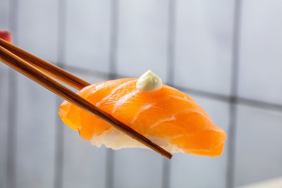 Lax nigiri með hvítlauk