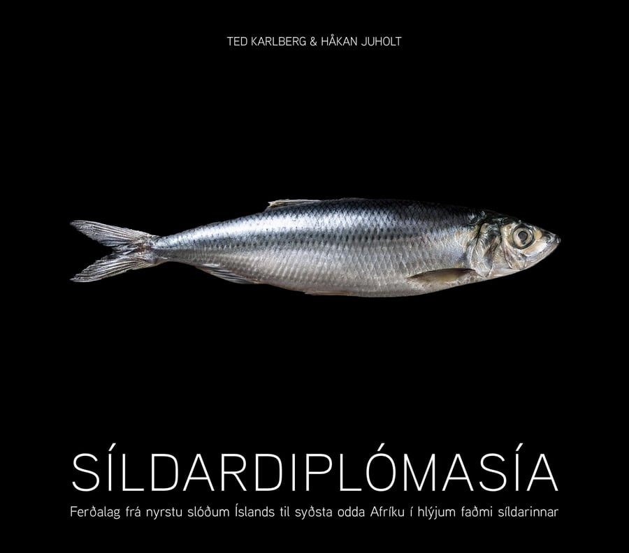 Síldardiplómasía: Ferðalag frá nyrstu slóðum Íslands til syðsta odda Afríku í hlýjum faðmi síldarinnar