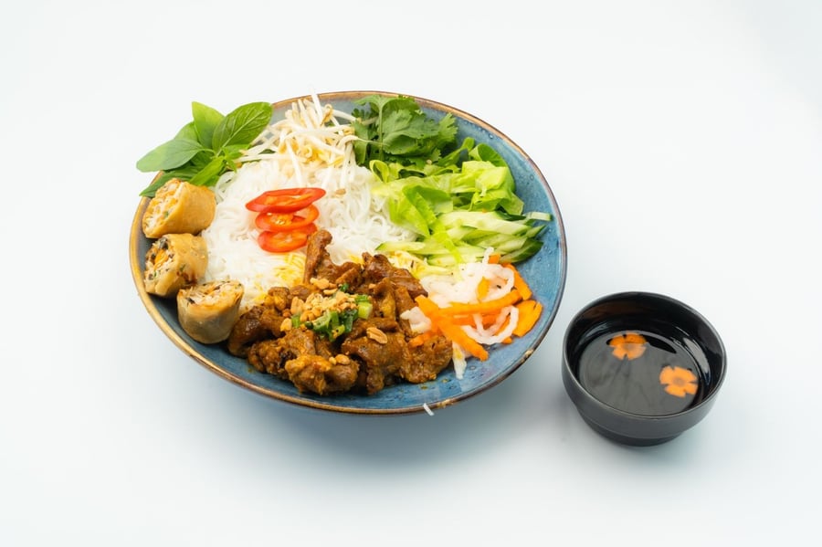 V8. Grillað sítrónugras-svínakjöt á vermicelli-núðlum