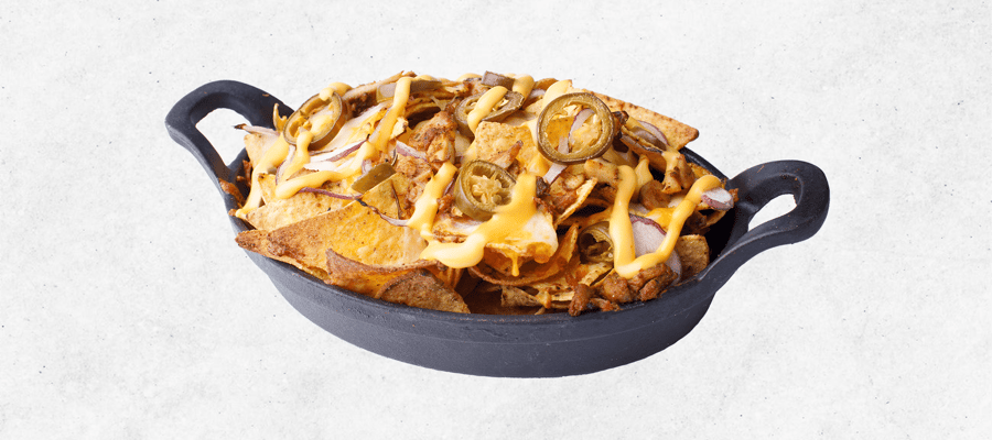 Nachos Með Ostasósu, Kjúkling, Rauðlauk, Jalapeno og osti