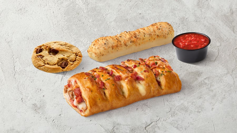 Stromboli, ein brauðstöng, sósa og súkkulaðibitakaka